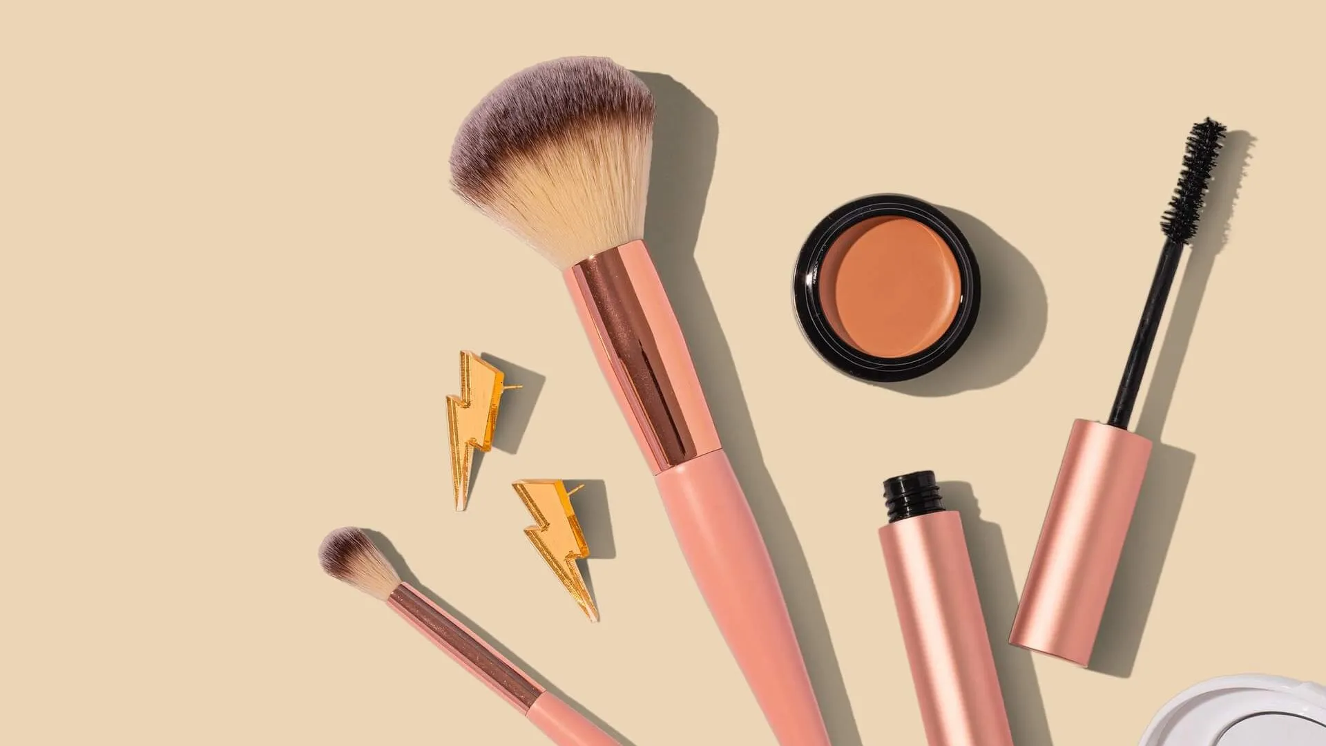 {year} Beauty Ecommerce Trends & Growth Strategies & Brands to Follow [Examples]